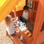 Complex de joaca din cedru Adventure Ridgs Payset KidKraft - Centru cu trei tobogane si 2 nivele - Cedar Summit PlayCentre